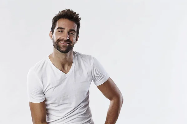 Uśmiechający się facet w biały t-shirt — Zdjęcie stockowe