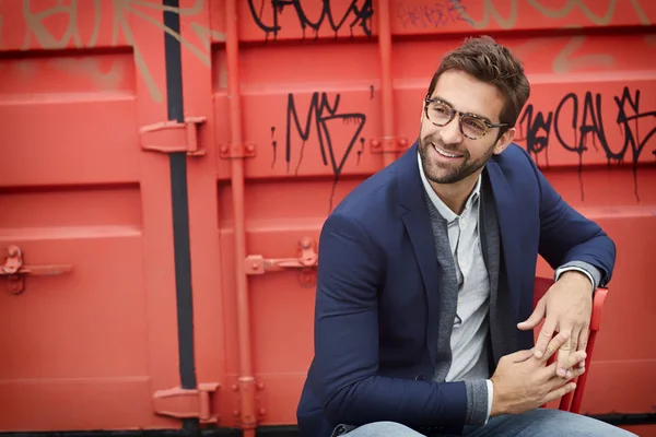 Sorrindo cara no casaco — Fotografia de Stock