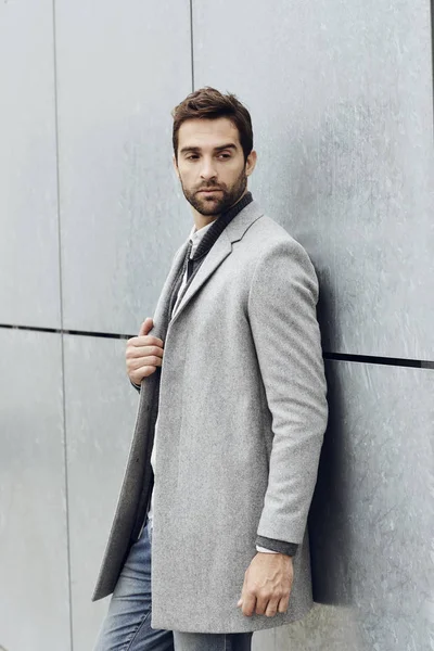 회색 코트에 잘생긴 남자 — 스톡 사진