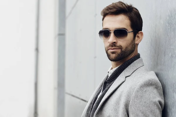 Hombre guapo en gafas de sol — Foto de Stock