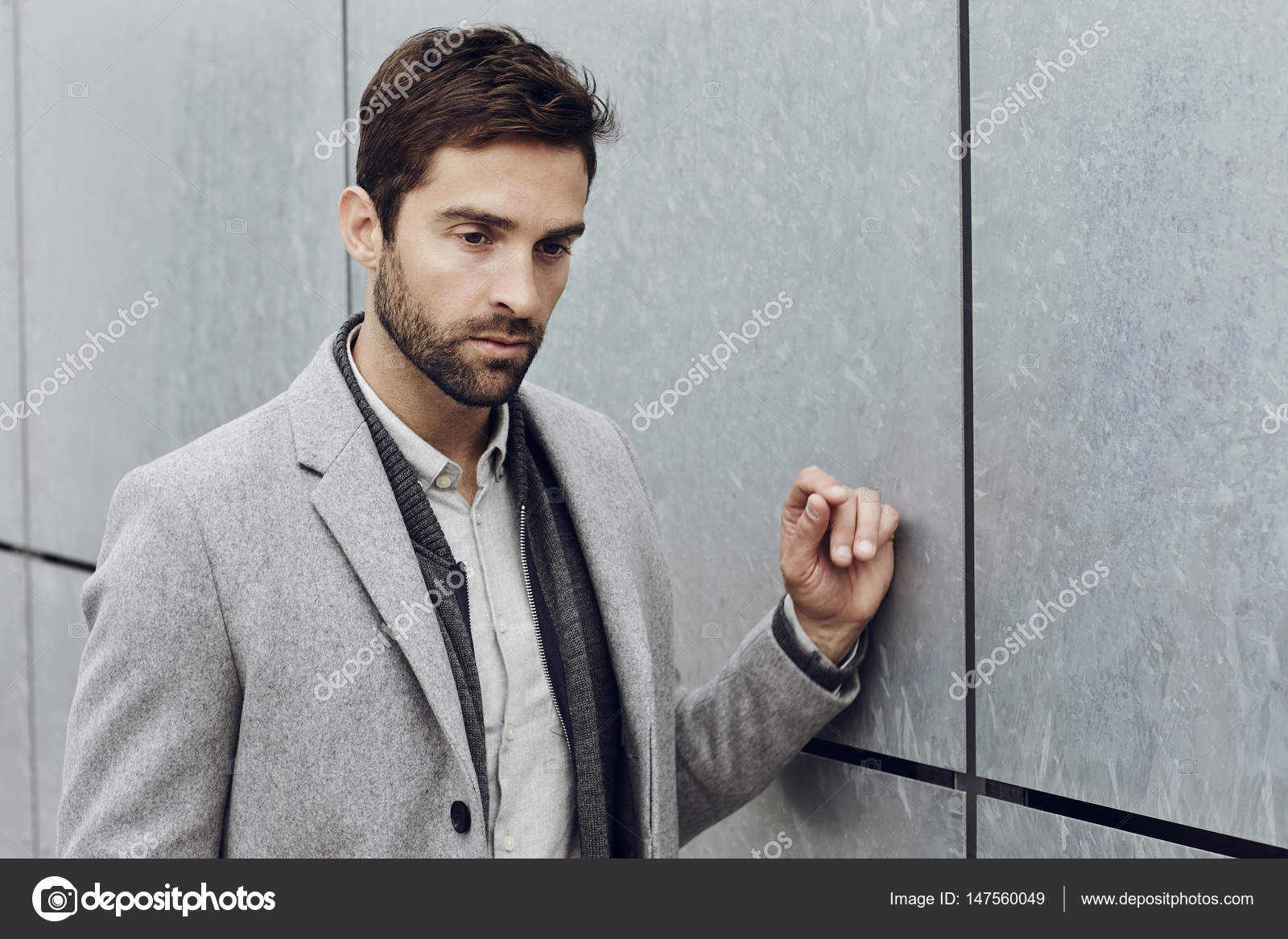灰色の服に深刻な男 ストック写真 C Sanneberg 灰色の服に深刻な男 ストック写真 C Sanneberg