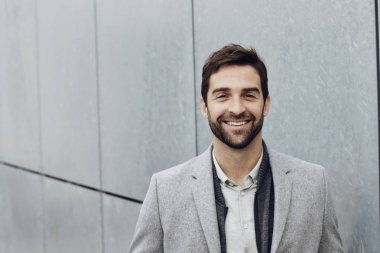 Gri paltolu yakışıklı adam