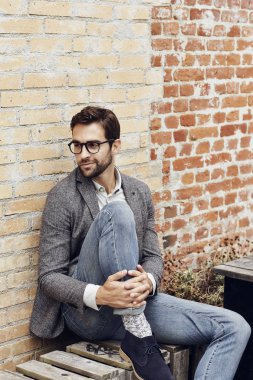 gözlük yakışıklı adam 