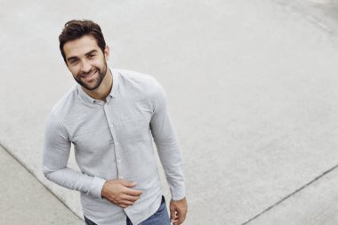 Gri tişörtlü yakışıklı adam