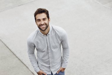 Gri tişörtlü yakışıklı adam