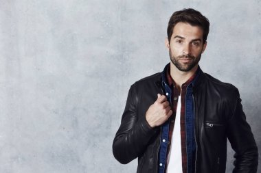 yakışıklı erkek deri ceket 