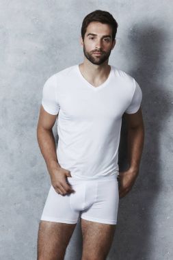 Beyaz iç çamaşırı yakışıklı adam