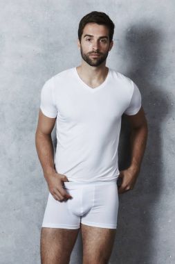 Beyaz iç çamaşırı yakışıklı adam