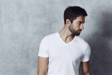 yakışıklı adam beyaz t-shirt 