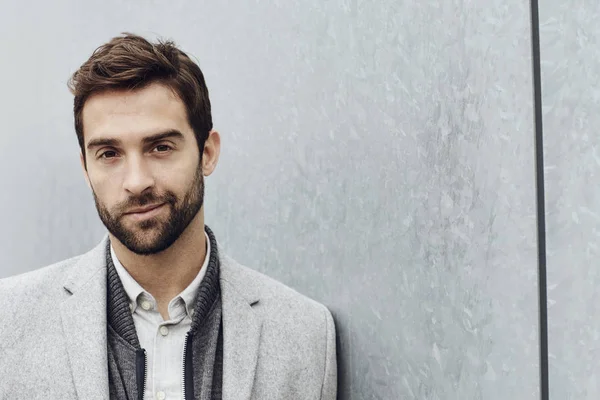 Hombre sonriente en abrigo gris — Foto de Stock