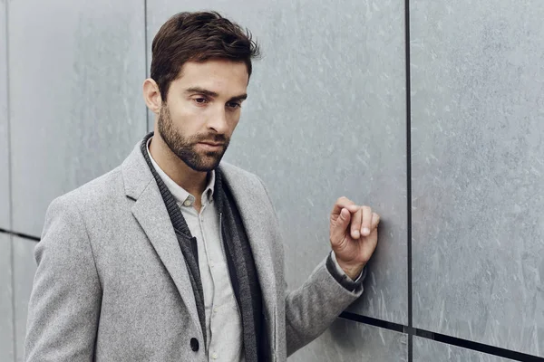 Ernstige man in grijze kleding — Stockfoto