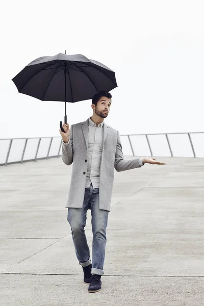 Knappe man met paraplu — Stockfoto