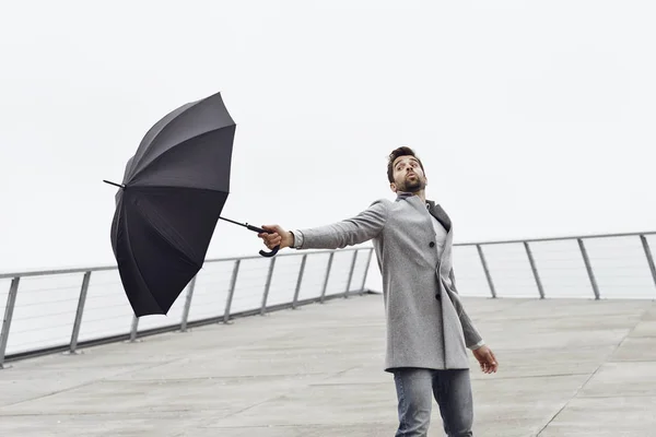 Cara segurando guarda-chuva — Fotografia de Stock