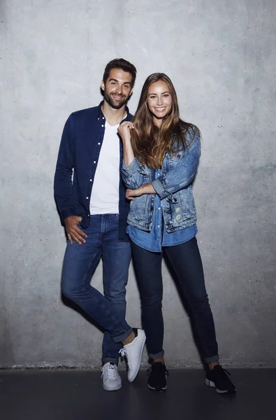 Casal sorridente em roupas de ganga — Fotografia de Stock