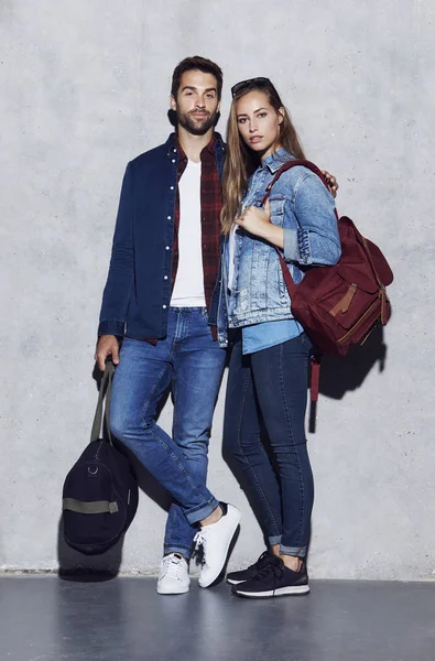 Serious couple with luggage — Stock Photo, Image