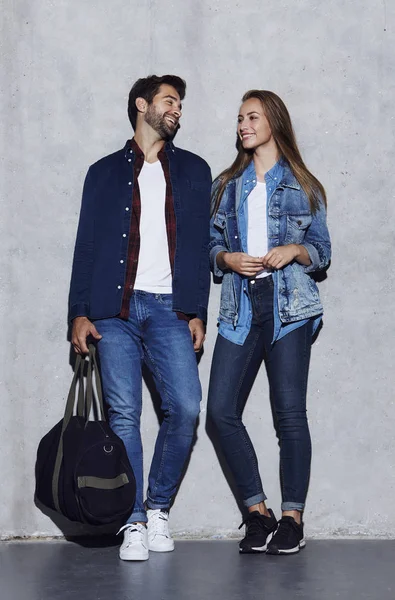 Смеющаяся пара в джинсовой одежде — стоковое фото