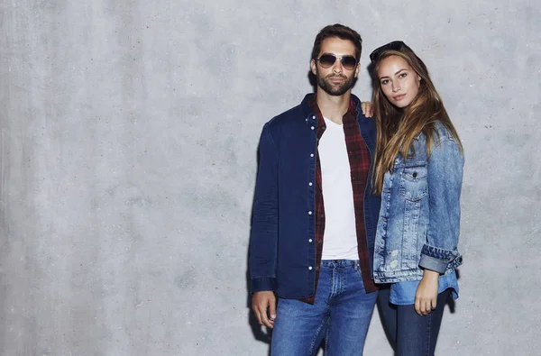 Belle persone in jeans e giacche — Foto Stock