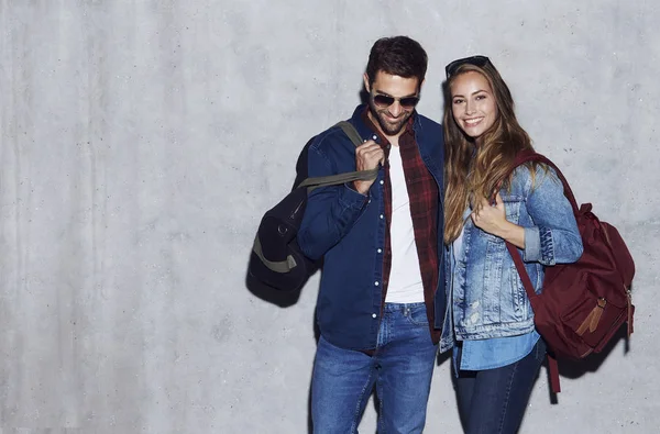 Усміхнена пара в джинсових куртках — стокове фото