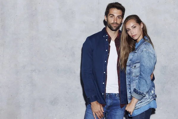 Bella coppia in giubbotti di jeans — Foto Stock