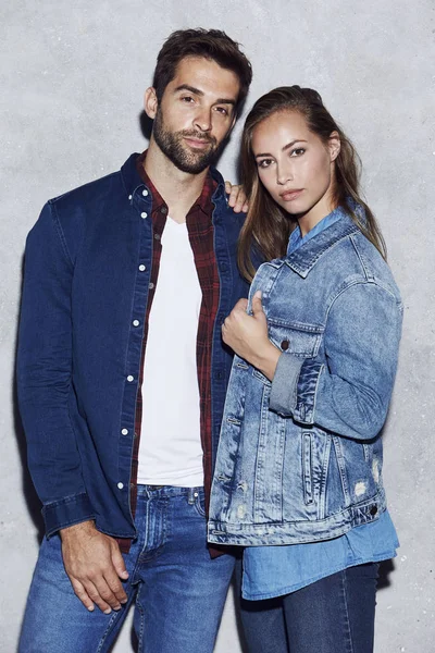 Красива пара в джинсових куртках — стокове фото