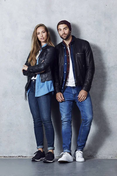 Beautiful couple in leather jackets — Stock Photo, Image