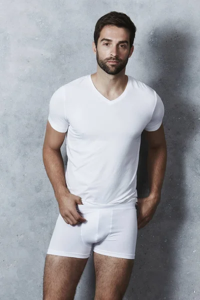 Beau homme en sous-vêtements blancs — Photo