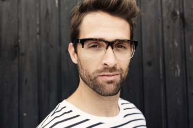Gözlük yakışıklı adam