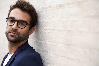 gözlük yakışıklı adam