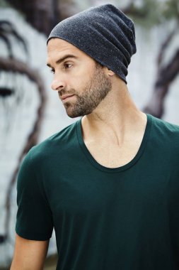Adam yeşil t-shirt