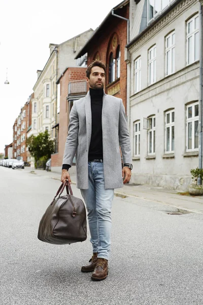 Bello uomo con borsa — Foto Stock