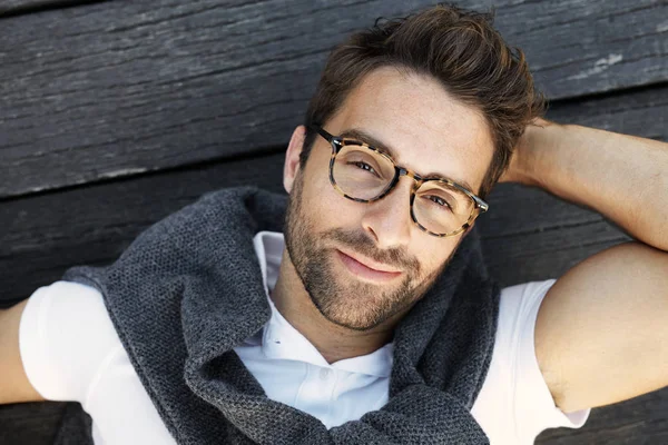 Beau homme en lunettes — Photo