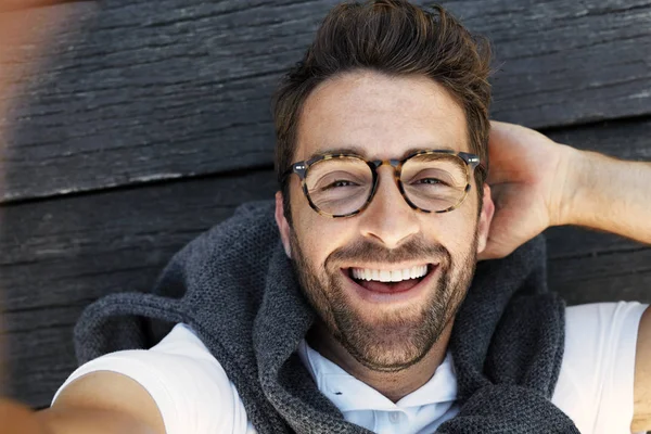 Ridere ragazzo in occhiali — Foto Stock