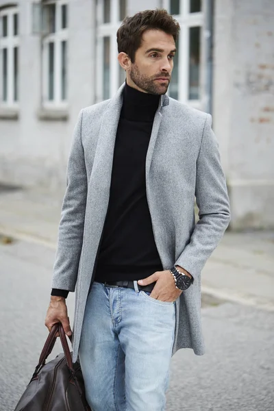 Hombre guapo en abrigo gris — Foto de Stock