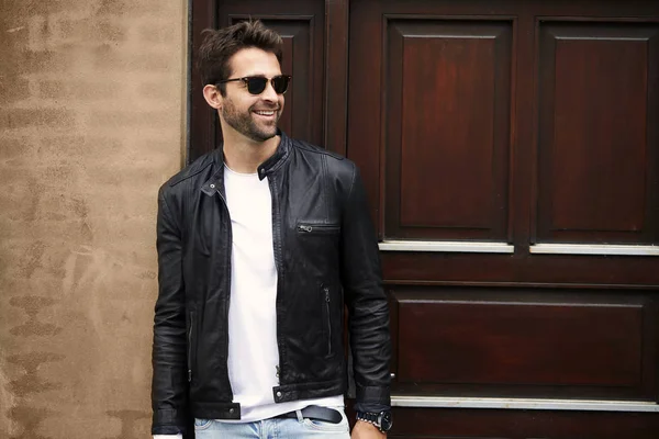 Hombre guapo en chaqueta de cuero — Foto de Stock