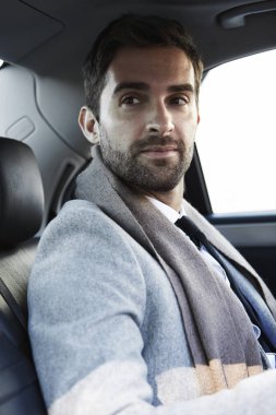 Arabadaki yakışıklı adam.