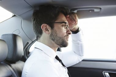 Arabada oturan yakışıklı adam  