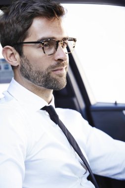Arabada oturan yakışıklı adam  