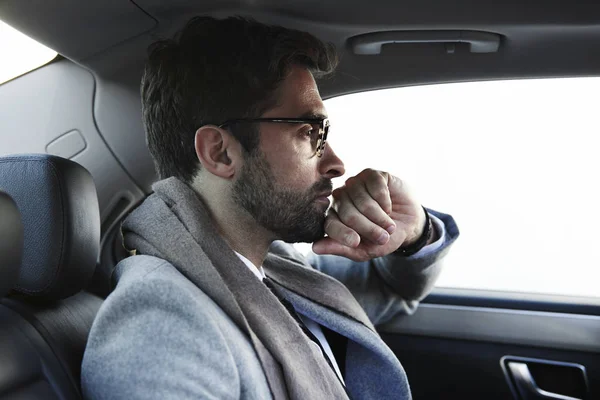 Homme en lunettes assis dans la voiture — Photo