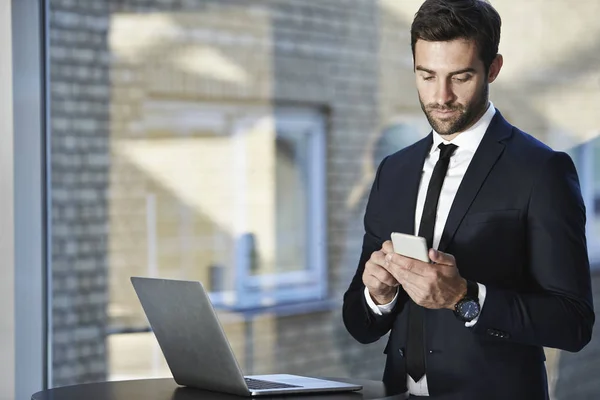 Businessman texting on Smartphone — Stock Photo, Image