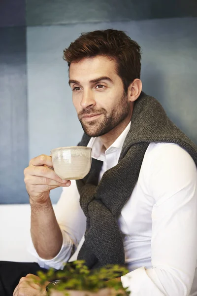 Mann som holder kaffekopp – stockfoto