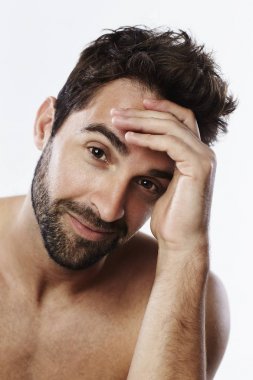 Yakışıklı sakallı adam.