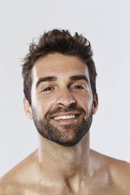 Gülümseyen adam terleme