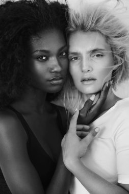 Güzel kadınlar dokunmadan