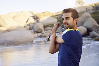 Sahilde gülümseyen atlet