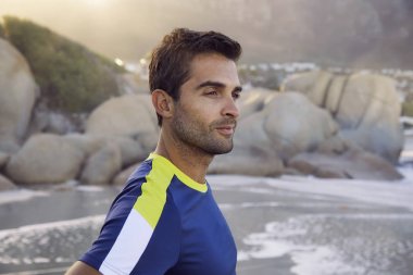 yakışıklı bir adam sahilde