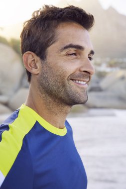 yakışıklı bir adam sahilde