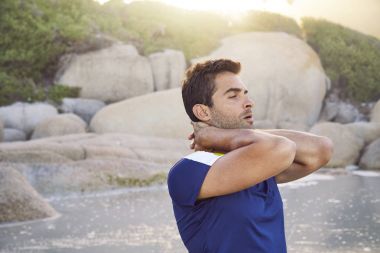 Adam sahilde uzanan spor giyim