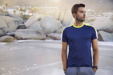 yakışıklı bir adam sahilde