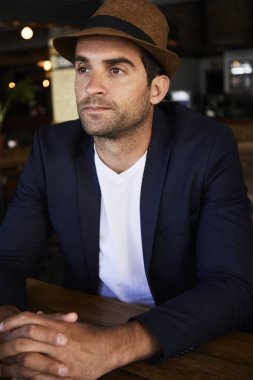 Kafedeki yakışıklı adam.