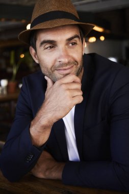 Kafede oturan şapkalı adam